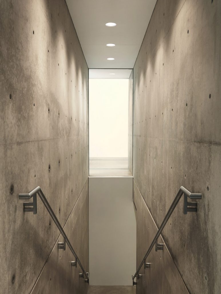 25527_Staircase_to_Lower_Level5